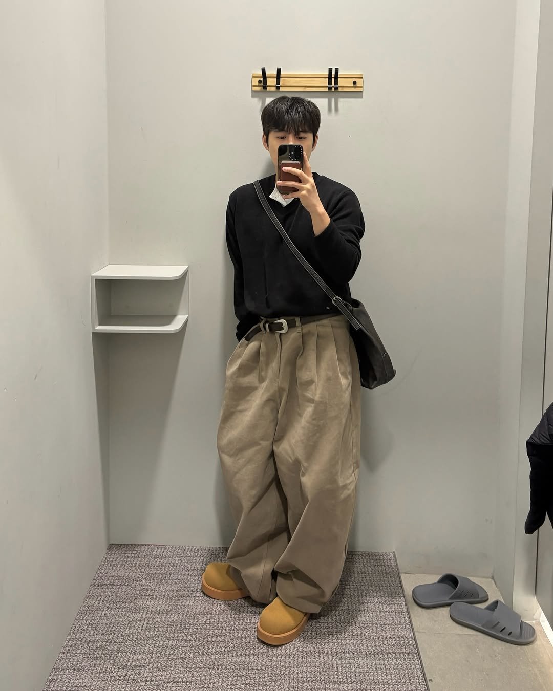 Photo by 도형, 디멘트 DMENT on January 11, 2026. May be an image of duffle coat, wingtip shoes, overcoat, clothes hanger, sweatpants and text.