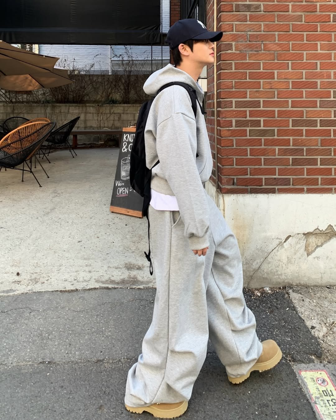 Photo by 도형, 디멘트 DMENT on March 22, 2026. May be an image of ‎duffle coat, tool bag, goosedown coat, sling, sweatpants, parka and ‎text that says '‎KNU &C C ری- Wiie OPEN મু σμ‎'‎‎.