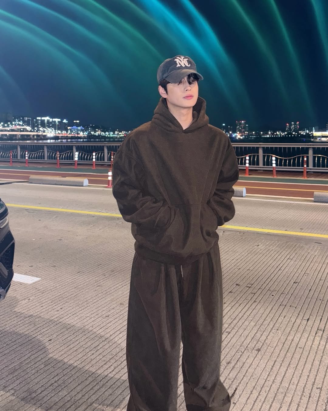 Photo by 도형, 디멘트 DMENT on October 31, 2025. May be an image of duffle coat, overcoat, military uniform, sweatpants, parka, sweatsuit and text.