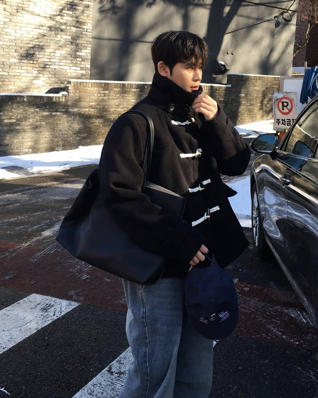 Photo by 도형, 디멘트 DMENT on January 14, 2026. May be an image of smoking, overcoat, duffle coat, parka, cigar, cigarette, turtleneck, street and text.