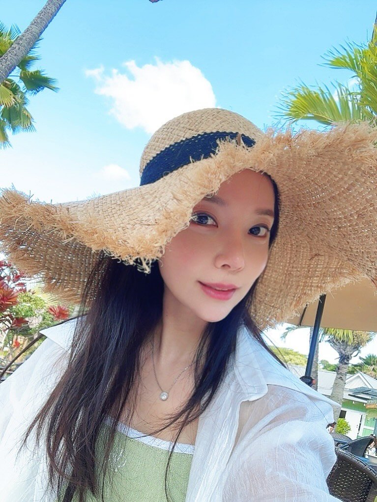Photo by 다이애나 on July 29, 2025. May be an image of 1 person, hat, parasol and text.