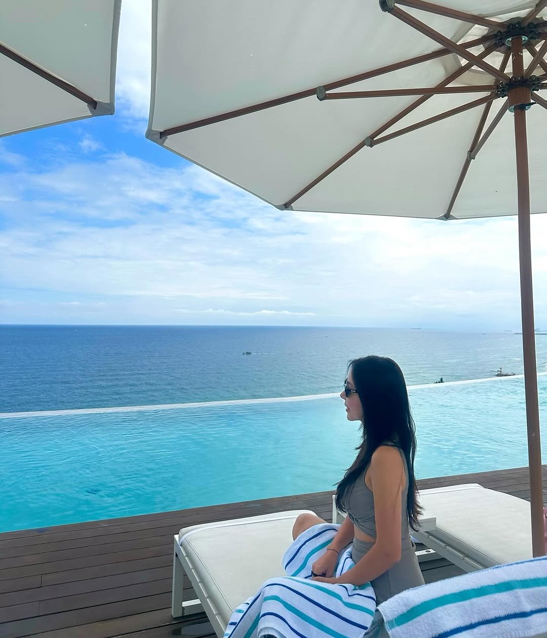 Photo by 다이애나 on October 15, 2025. May be an image of deck chair, sarong, horizon, ocean, pool, cabana and text.