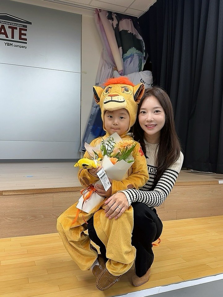 Photo by 다이애나 on December 10, 2025. May be an image of fox, costume and text.