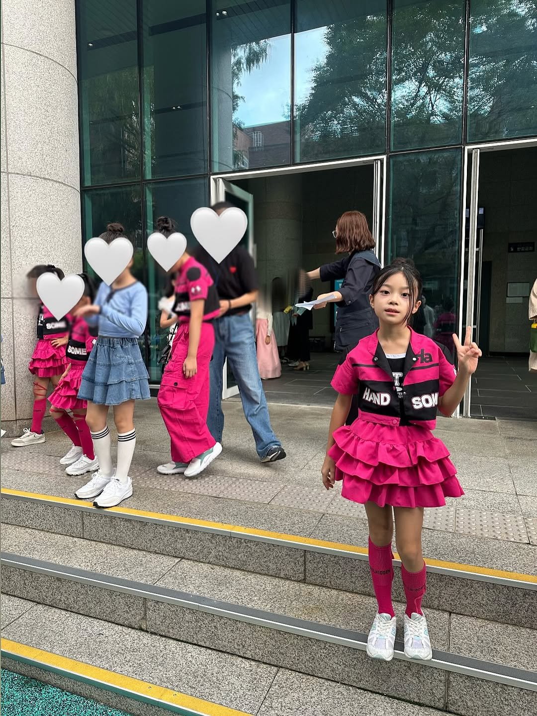 Photo by 다이애나 on September 26, 2025. May be an image of 6 people, costume, kilt, miniskirt and text that says 'SCNR BOME HAND SON'.