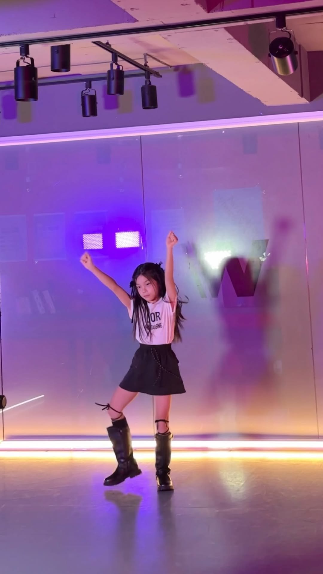 diana_park0116 게시물 이미지: 울 챈이 댄스학원 다니며 첫 영상촬영💜
.
춤은 열심히 추는데 표정은 shy...