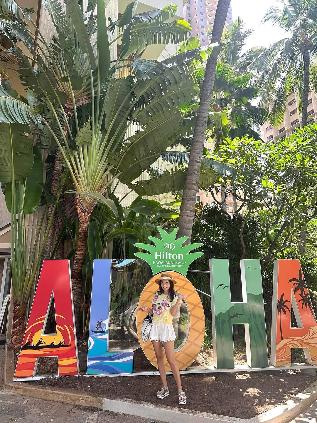 Photo by 다이애나 on July 30, 2025. May be an image of 1 person, palm trees and text that says '神 Hilton 6KeH HANNI TANA VILLAG HAWAIANVILLACE ILLACE ၀၁'.