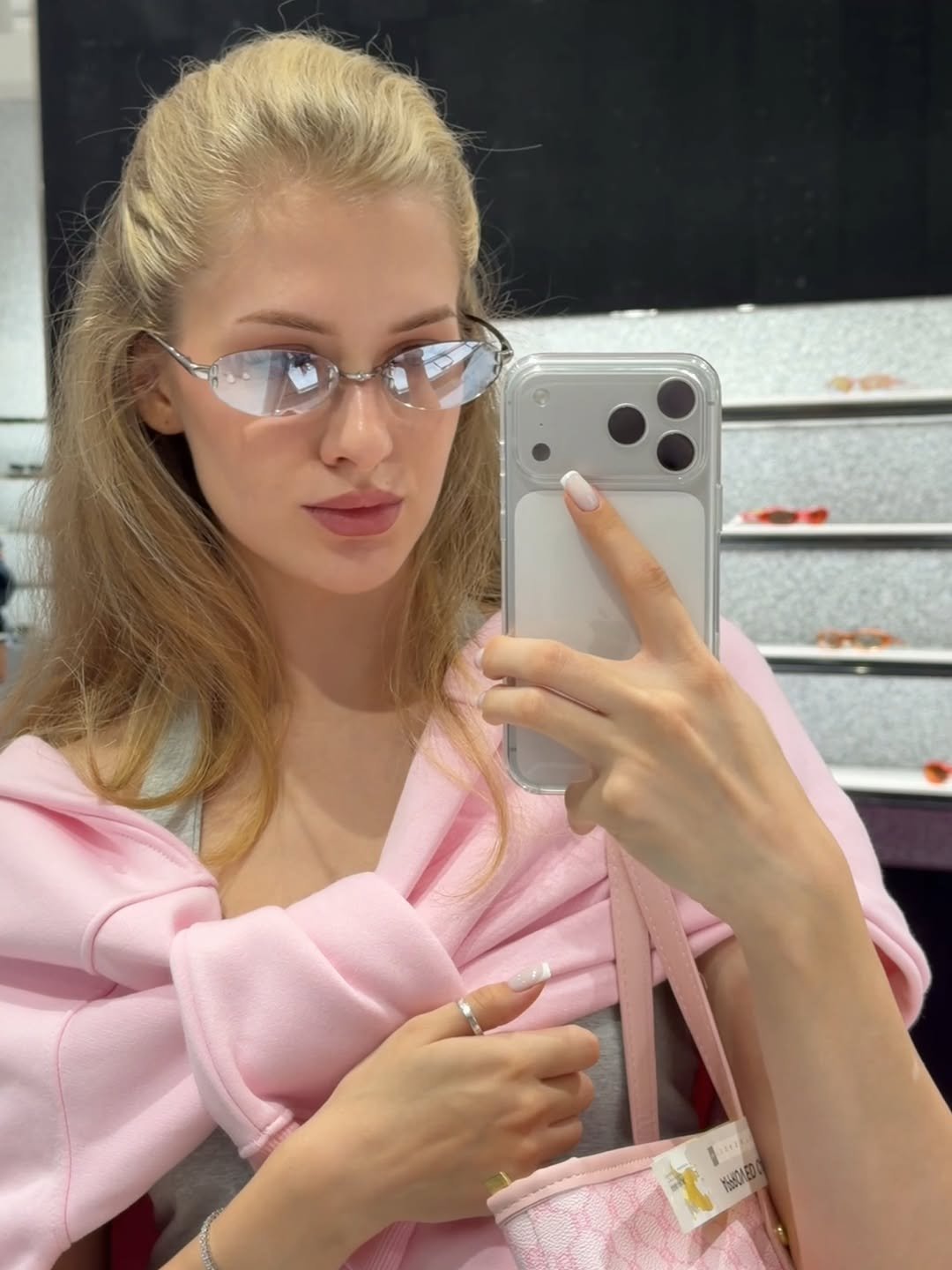dianadiloyann 게시물 이미지: Pink photo dump 💗 Europe edition

Left a kiss...