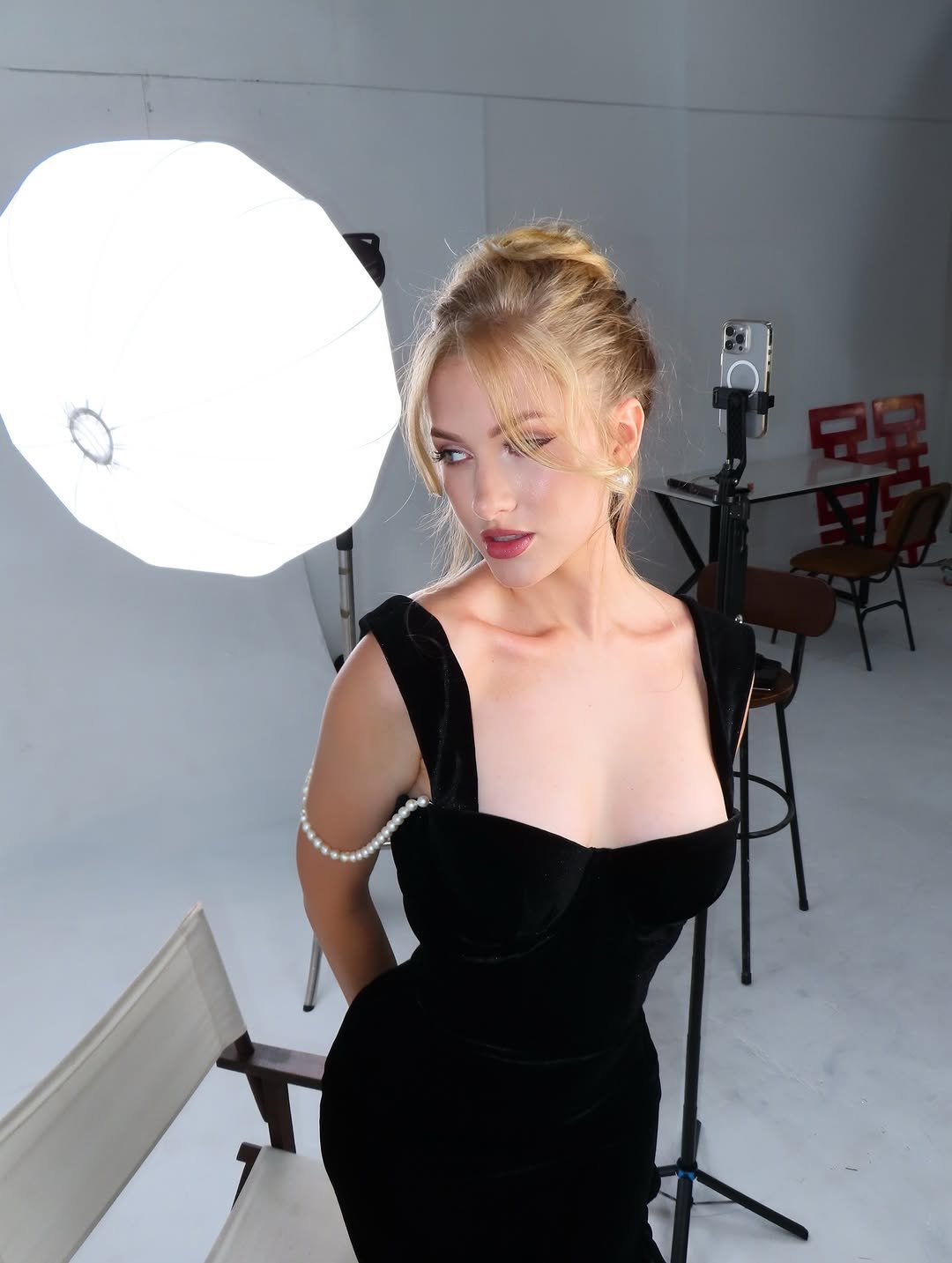 Photo by Diana Diloyan | Posing Coach & Model 🇺🇦 on August 20, 2025. May be an image of 1 person, blonde hair, makeup, dress and text.