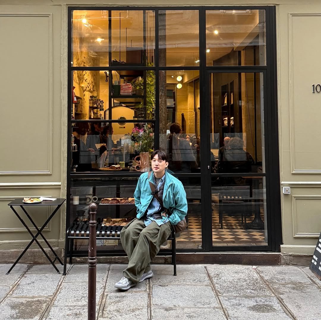 Photo by 운주디 | 정영훈 on September 24, 2025. May be an image of 5 people, duffle coat, display case, cornflower and text.