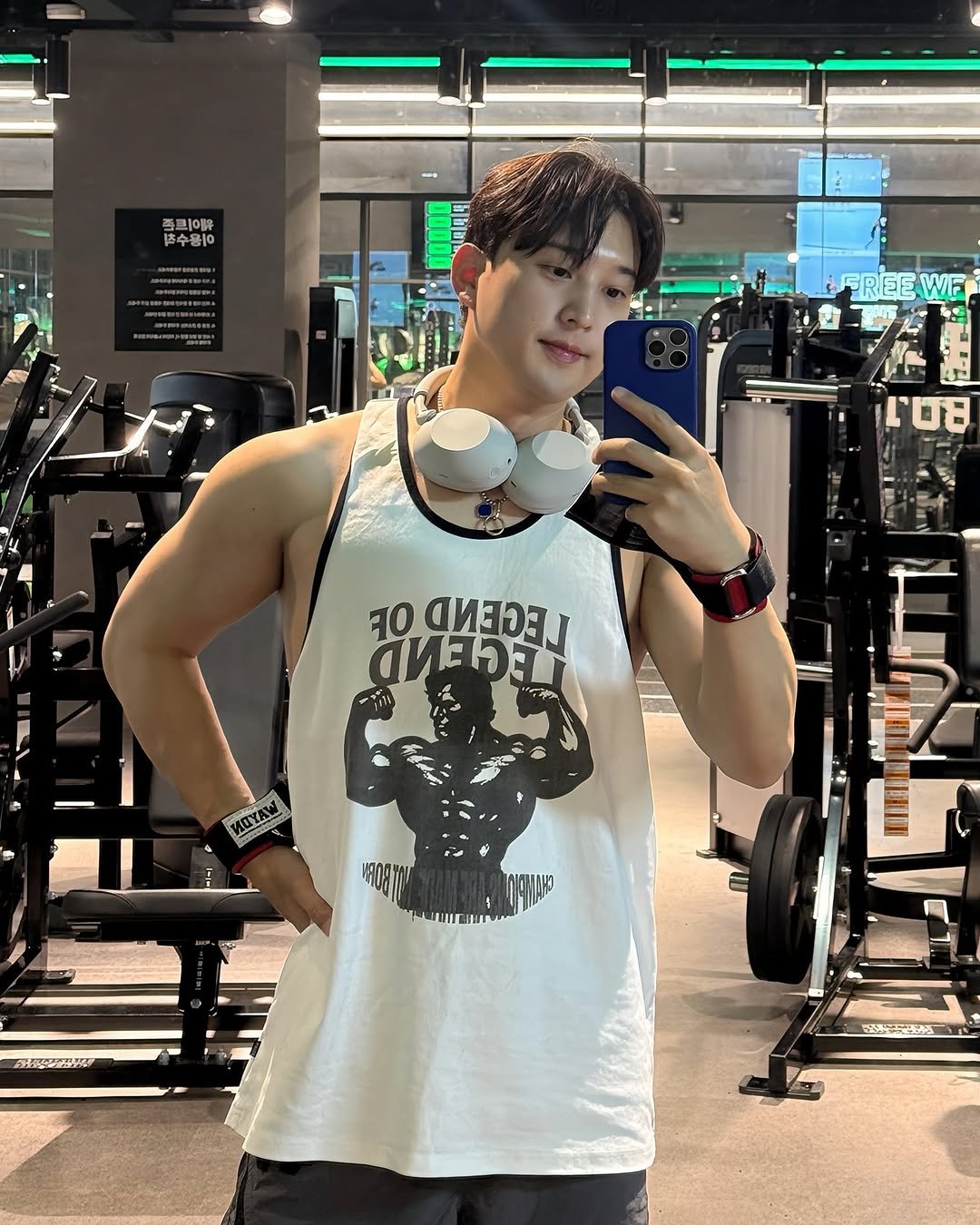 Photo shared by 운주디 | 정영훈 on November 10, 2025 tagging @sonykorea. May be an image of one or more people, biceps, people bodybuilding, top, tanktop, dumbbell and text.