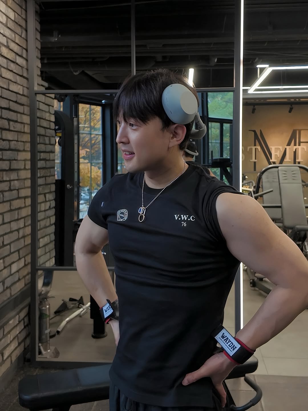 Photo shared by 운주디 | 정영훈 on November 14, 2025 tagging @sonykorea, and @waydn_official. May be an image of one or more people, biceps, people bodybuilding, activewear, sportswear and text that says 'ИE T TFIT V.W.c V.W.C 76 W3 WAYDN'.
