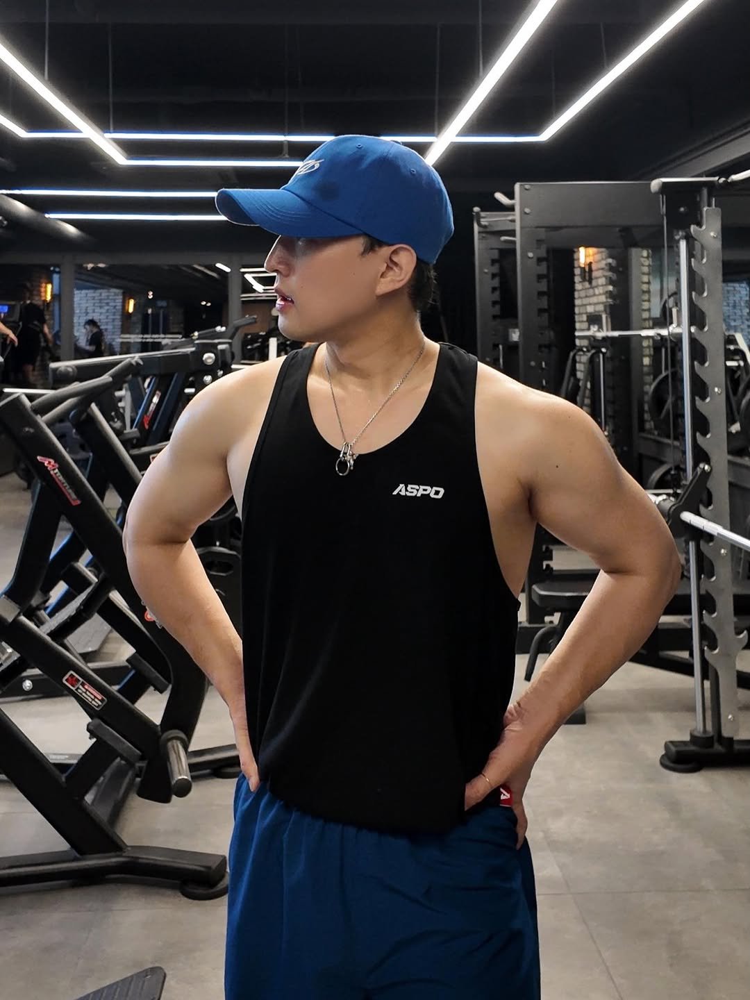 Photo by 운주디 | 정영훈 on September 17, 2025. May be an image of 3 people, biceps, people bodybuilding, activewear, sportswear, tanktop and text.