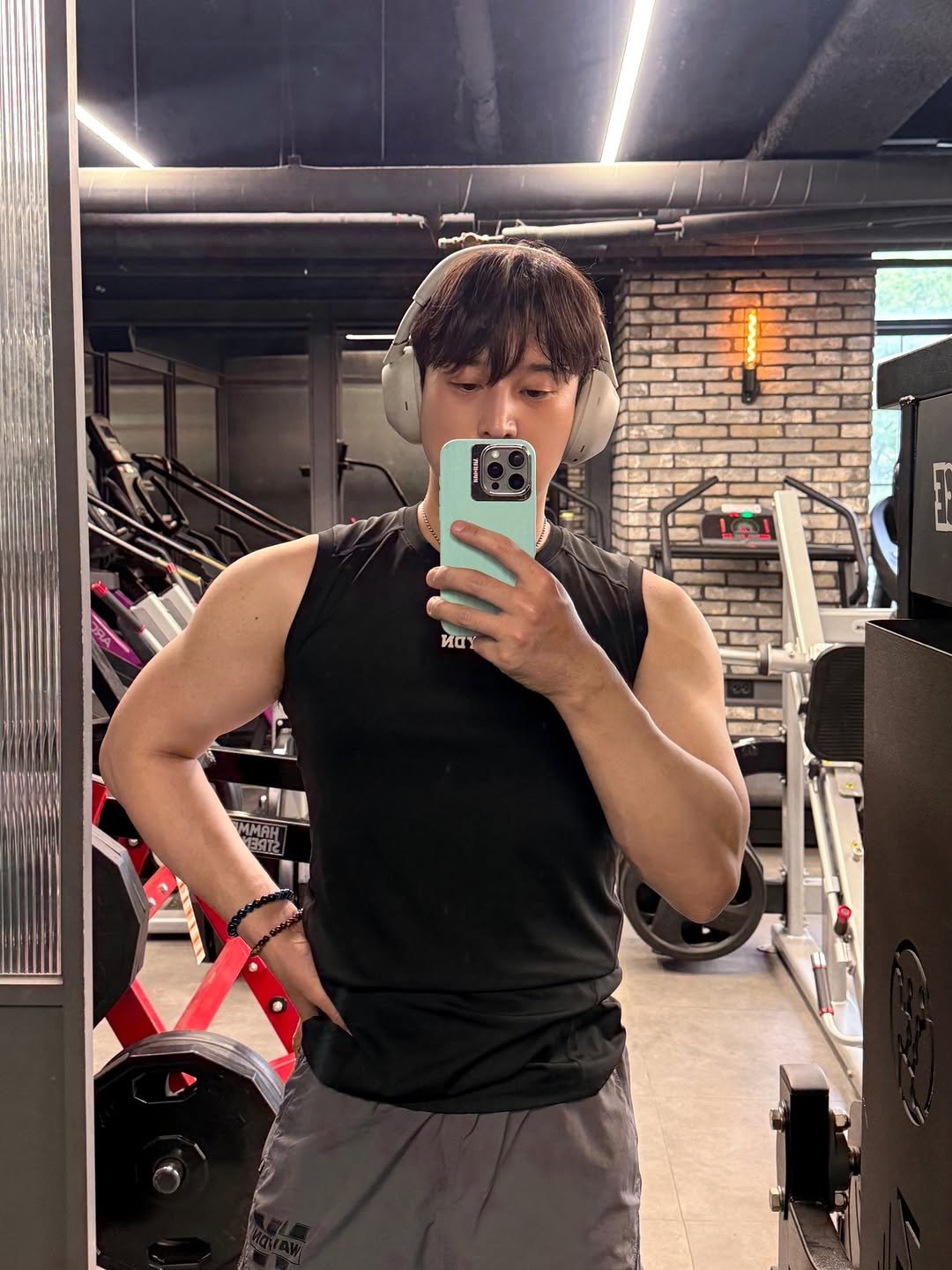 Photo by 운주디 | 정영훈 on April 21, 2026. May be an image of one or more people, biceps and text.
