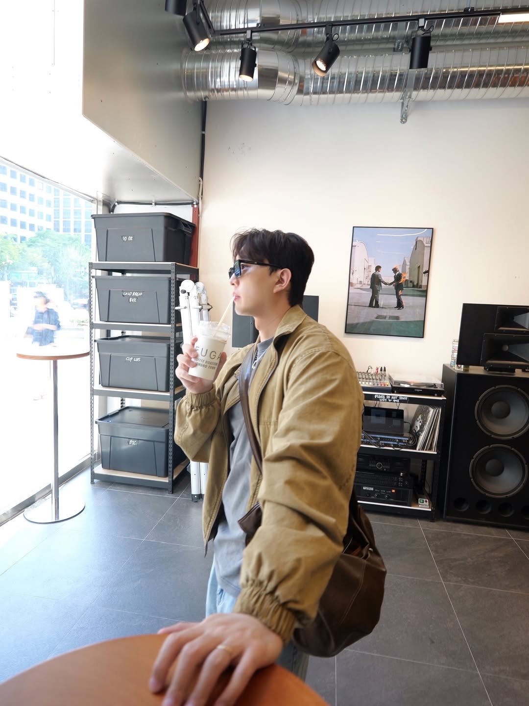 Photo by 운주디 | 정영훈 on April 26, 2026. May be an image of speaker, duffle coat, overcoat, stereo, cornflower and text.
