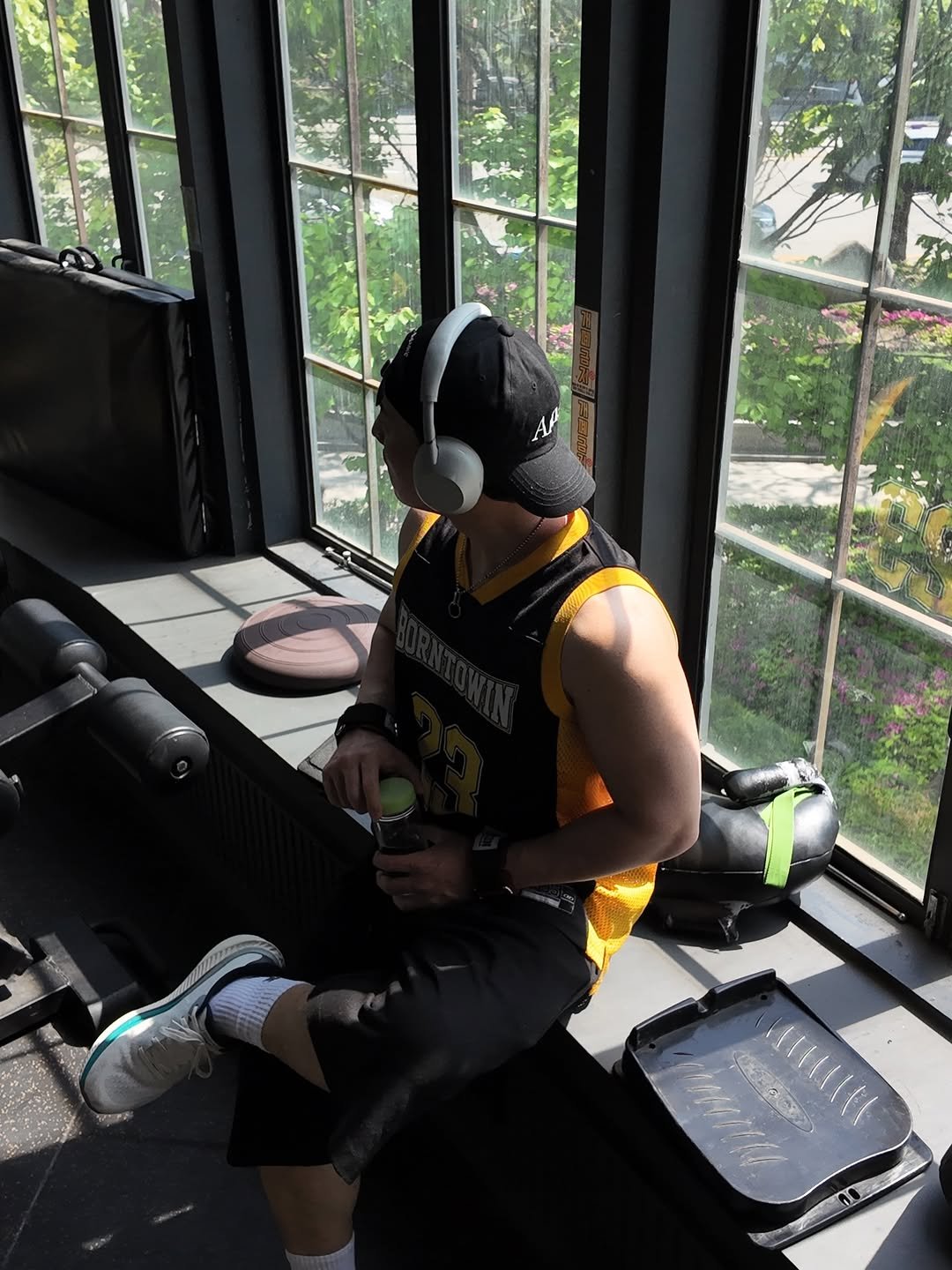 Photo by 운주디 | 정영훈 on April 24, 2026. May be an image of one or more people, biceps, treadmill, sportswear and text.