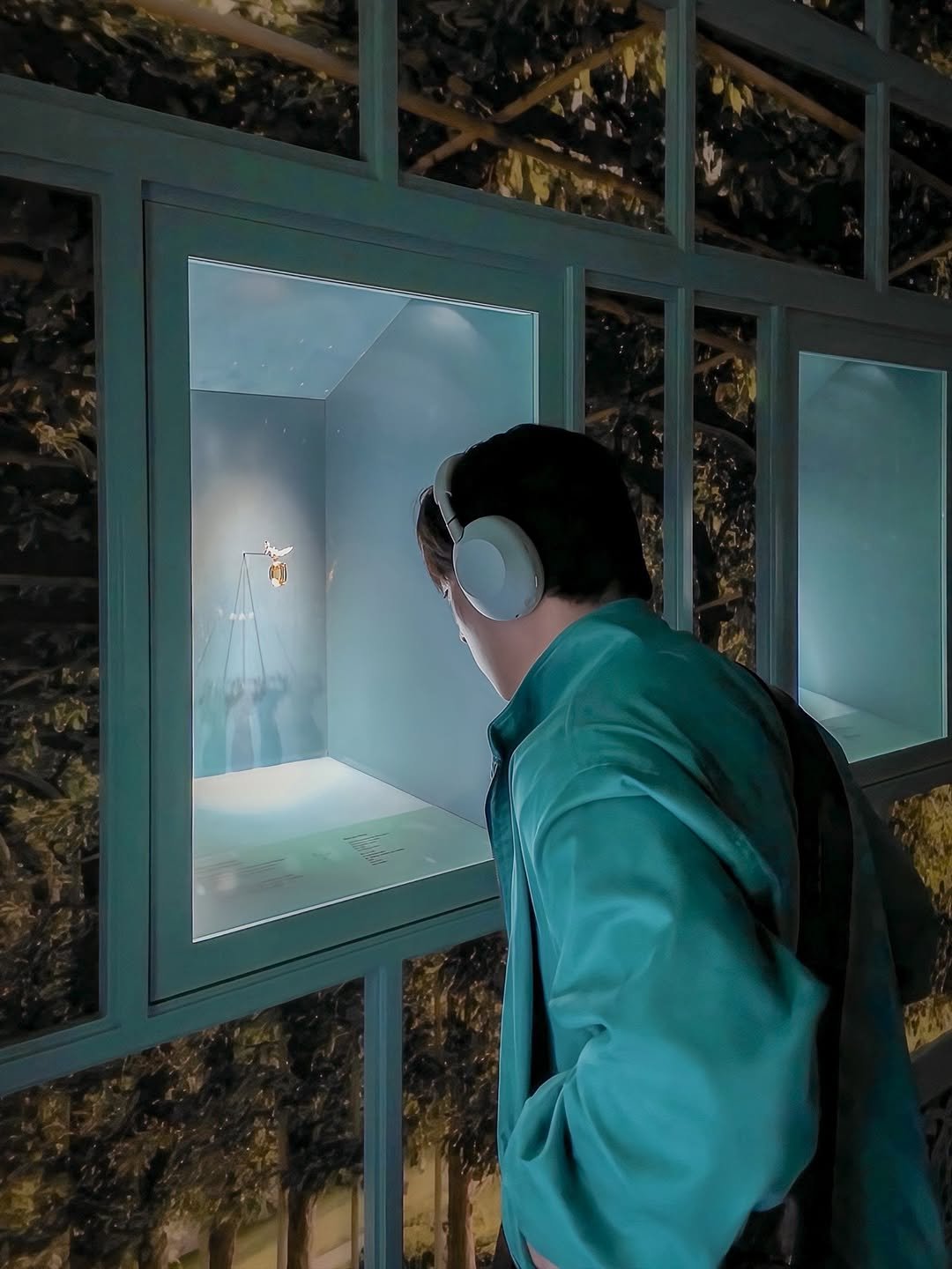 Photo shared by 운주디 | 정영훈 on November 12, 2025 tagging @tiffanyandco, and @sonykorea. May be an image of display case, window and text.