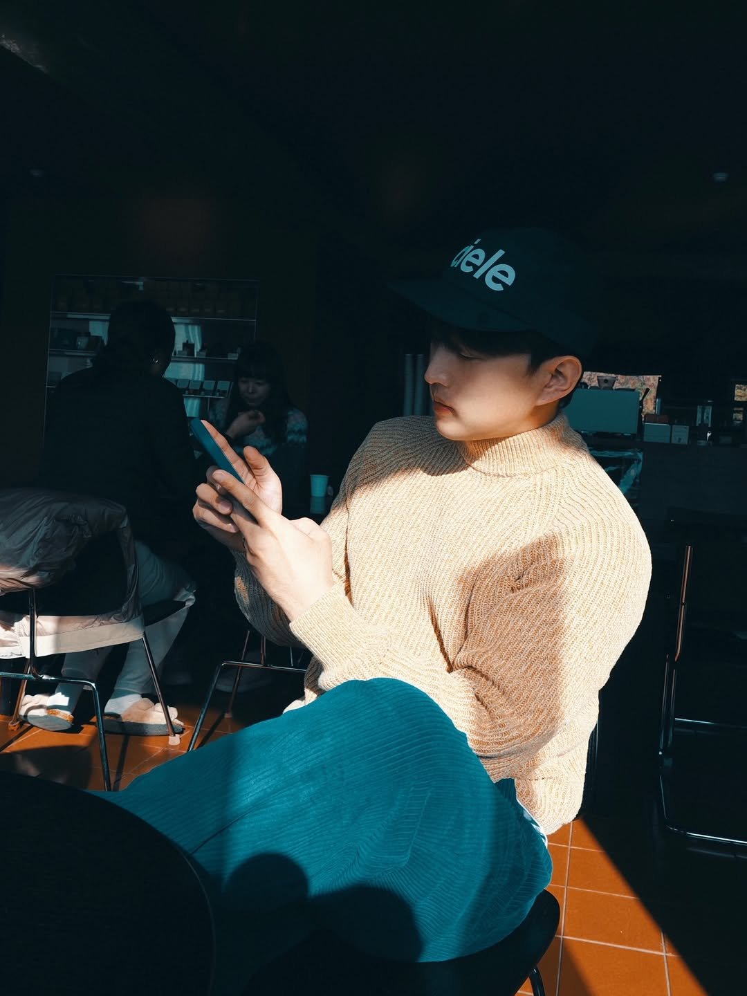 Photo by 운주디 | 정영훈 on December 26, 2025. May be an image of one or more people, phone, duffle coat, hat, turtleneck, beret and text.
