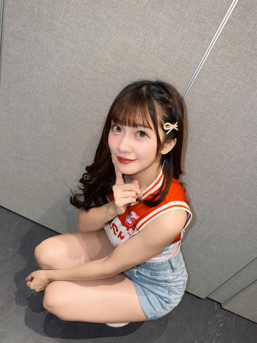 Photo by 💛中信兄弟啦啦隊🐘冼迪琦💛在台港人♡ on April 21, 2026. May be an image of one or more people, hair, miniskirt and text that says 'W TA 咪 カて'.