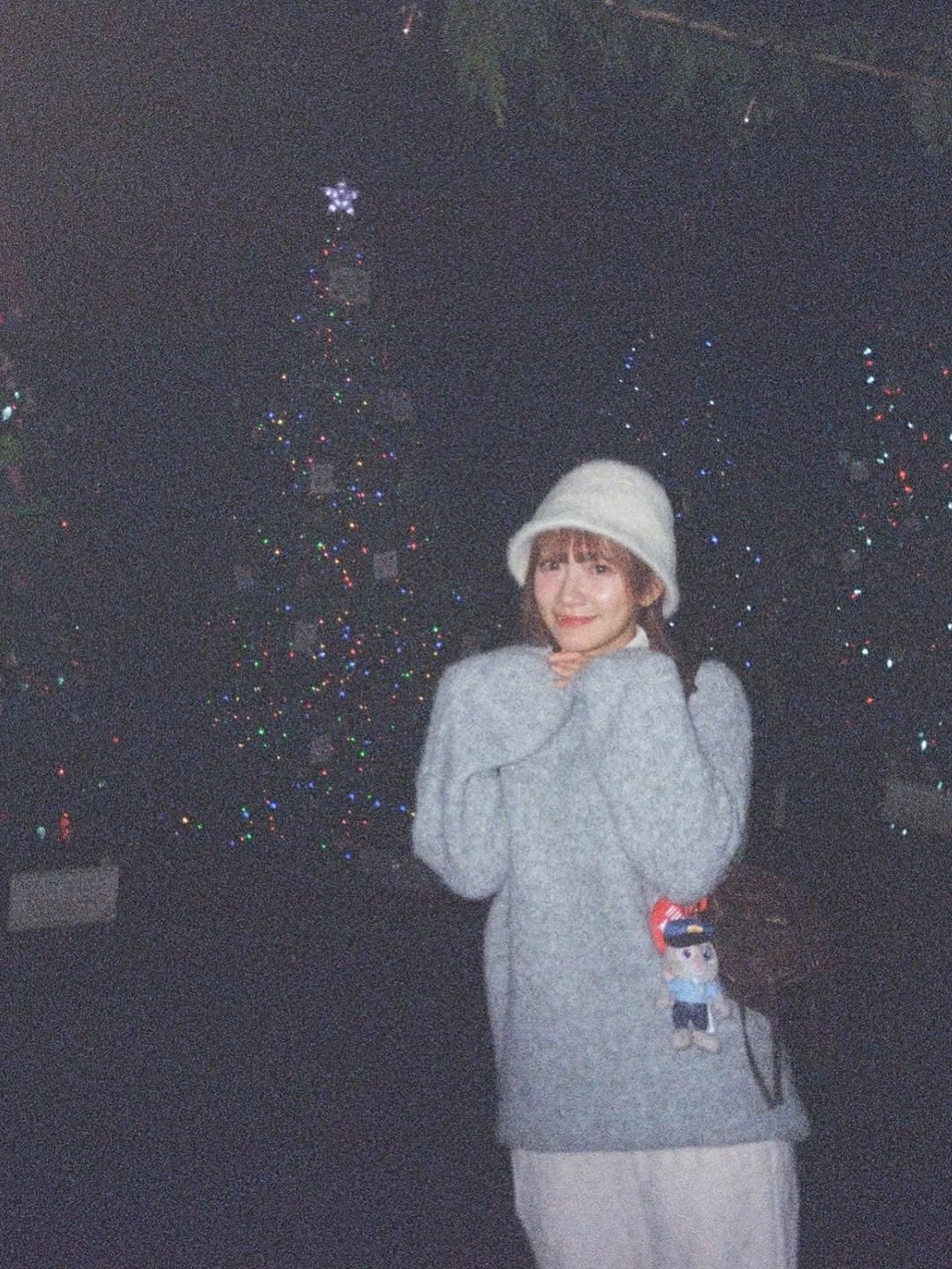 Photo by 💛中信兄弟啦啦隊🐘冼迪琦💛在台港人♡ on December 26, 2025. May be an image of christmas tree, duffle coat, sweater, turtleneck, tinsel, beret and text.
