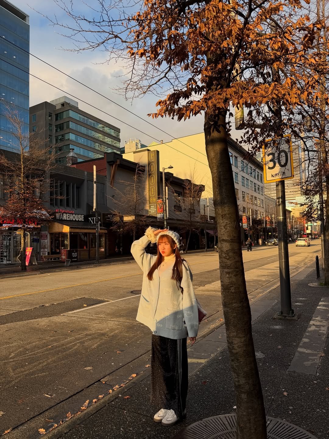 Photo by 💛中信兄弟啦啦隊🐘冼迪琦💛在台港人♡ on December 31, 2025. May be an image of duffle coat, turtleneck, street and text.