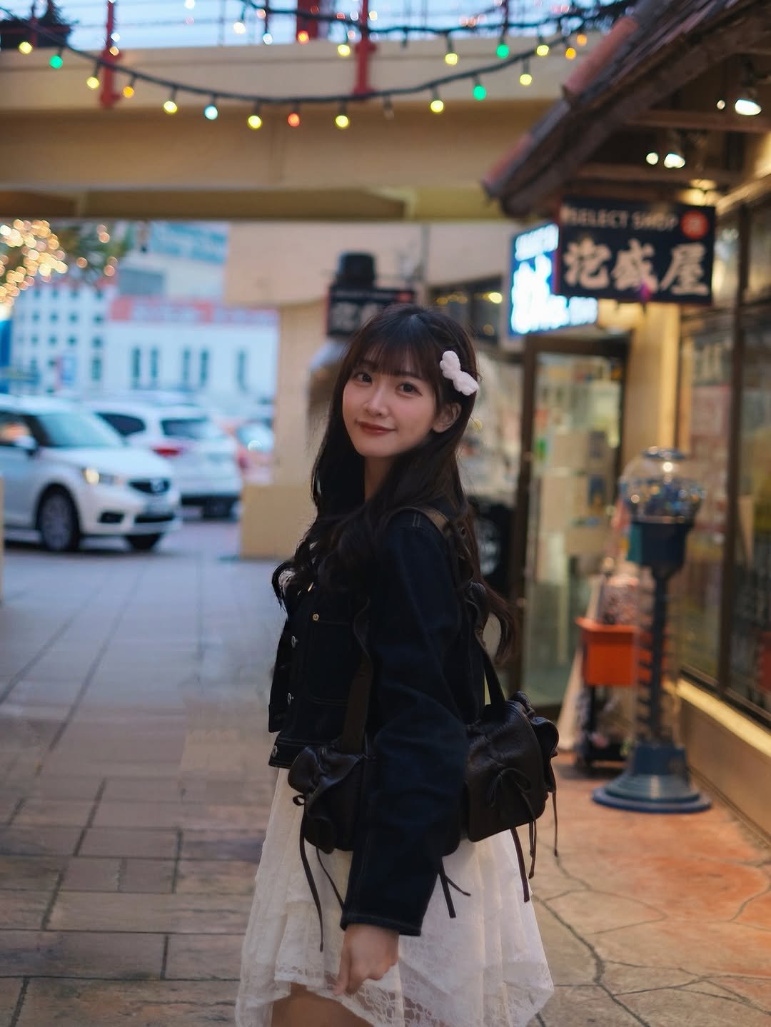 Photo by 💛中信兄弟啦啦隊🐘冼迪琦💛在台港人♡ on April 24, 2026. May be an image of miniskirt, street and text.