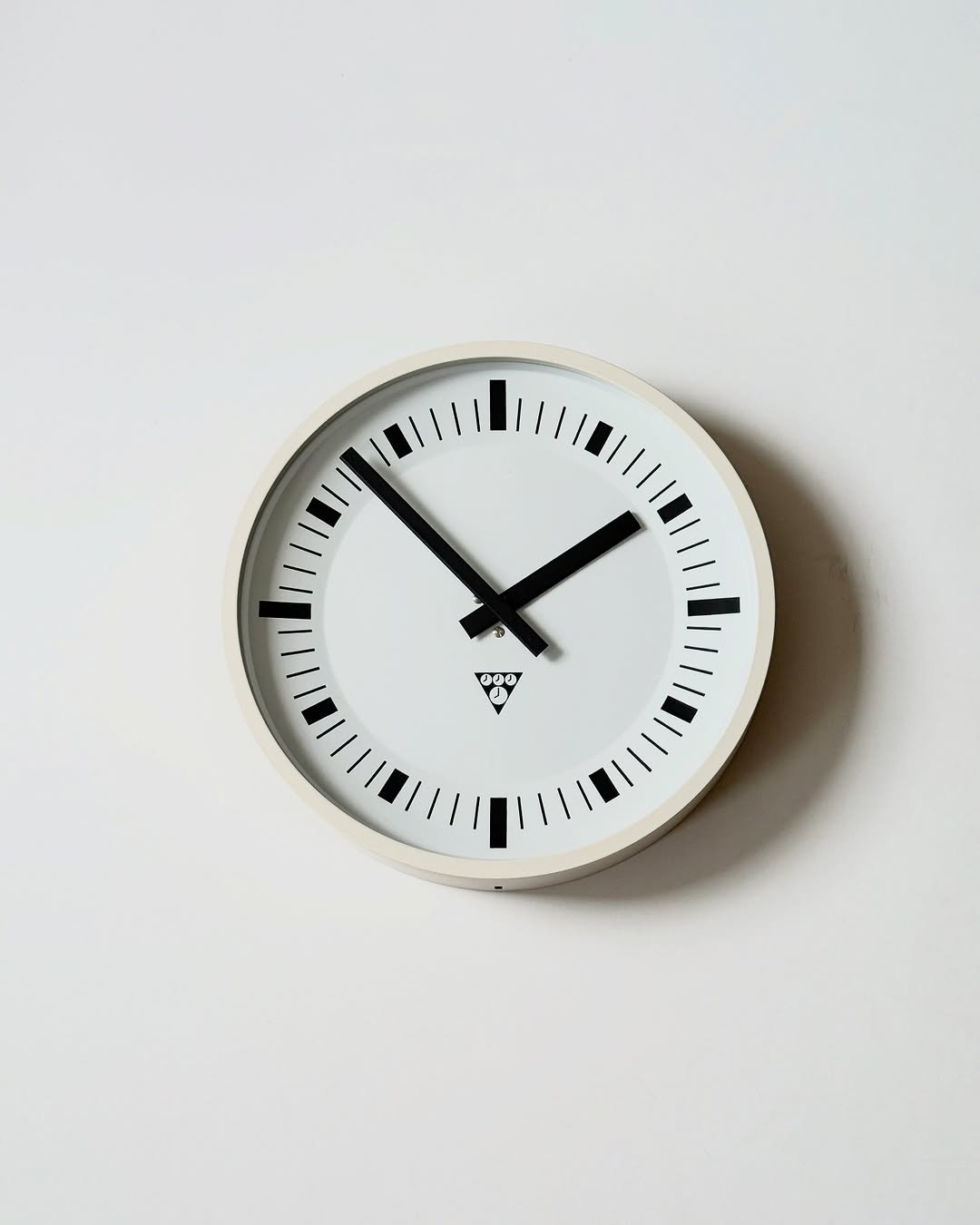 Photo by 디 에케 Die Ecke on July 24, 2025. May be an image of timer, pocketwatch, thermostat and text.