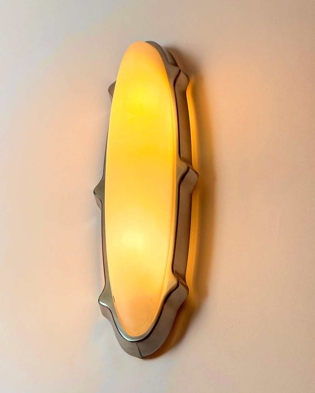 Photo by 디 에케 Die Ecke on July 27, 2025. May be an image of lighting, lightbulb, lamp shade, lamp and text.