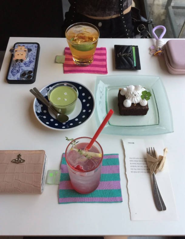 Photo by 다이어터 순지 on September 10, 2025. May be an image of chiffon cake, tea, chocolate cake, brownie, cheesecake and text.
