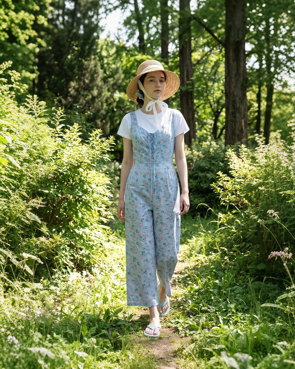 diknock 게시물 이미지: 감정을 섬세하게 품은 실루엣으로 찬란한 계절,
피앙세 코튼 슬릿 스트랩 점프수트
