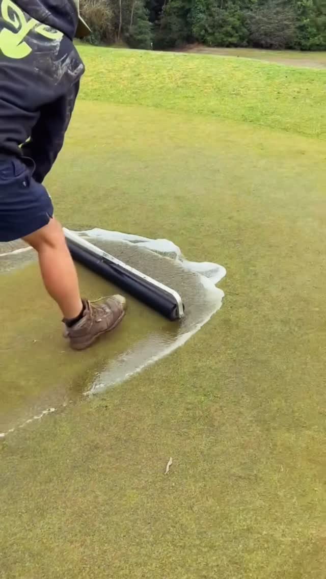 dint.golf.solutions 게시물 이미지: Walking on water with the DINT squeegee roller 😋⛳️