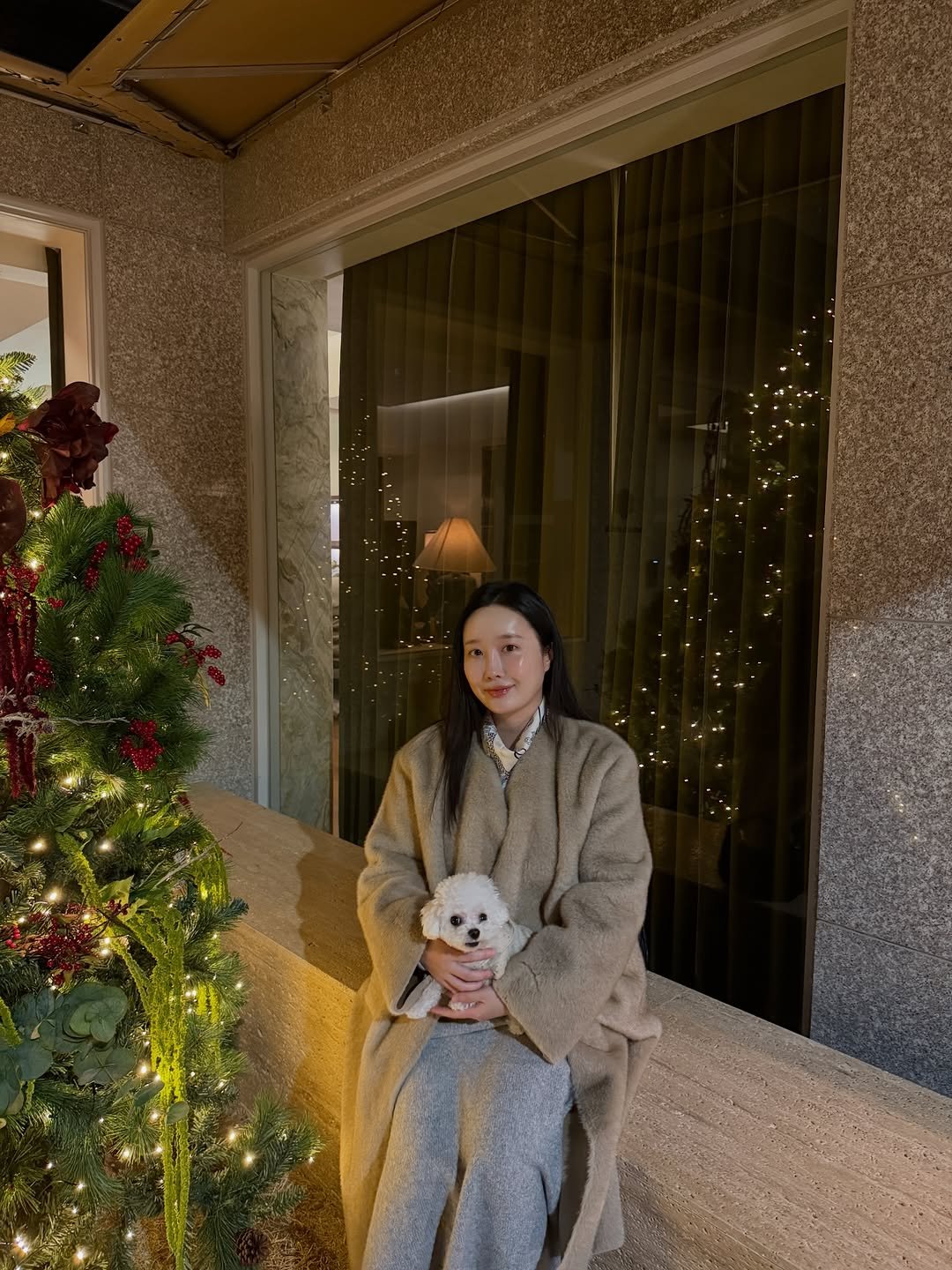 Photo by 디오아르 권유주 on December 21, 2025. May be an image of Bedlington terrier, duffle coat, overcoat, fur and text.