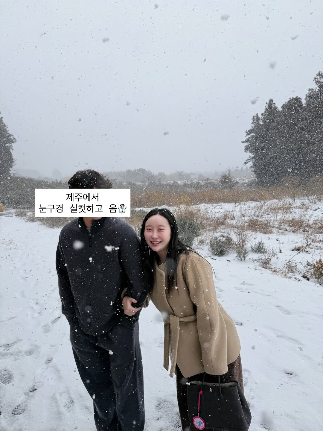 Photo by 디오아르 권유주 on February 10, 2026. May be an image of duffle coat, overcoat, snowball, parka, snow and text.