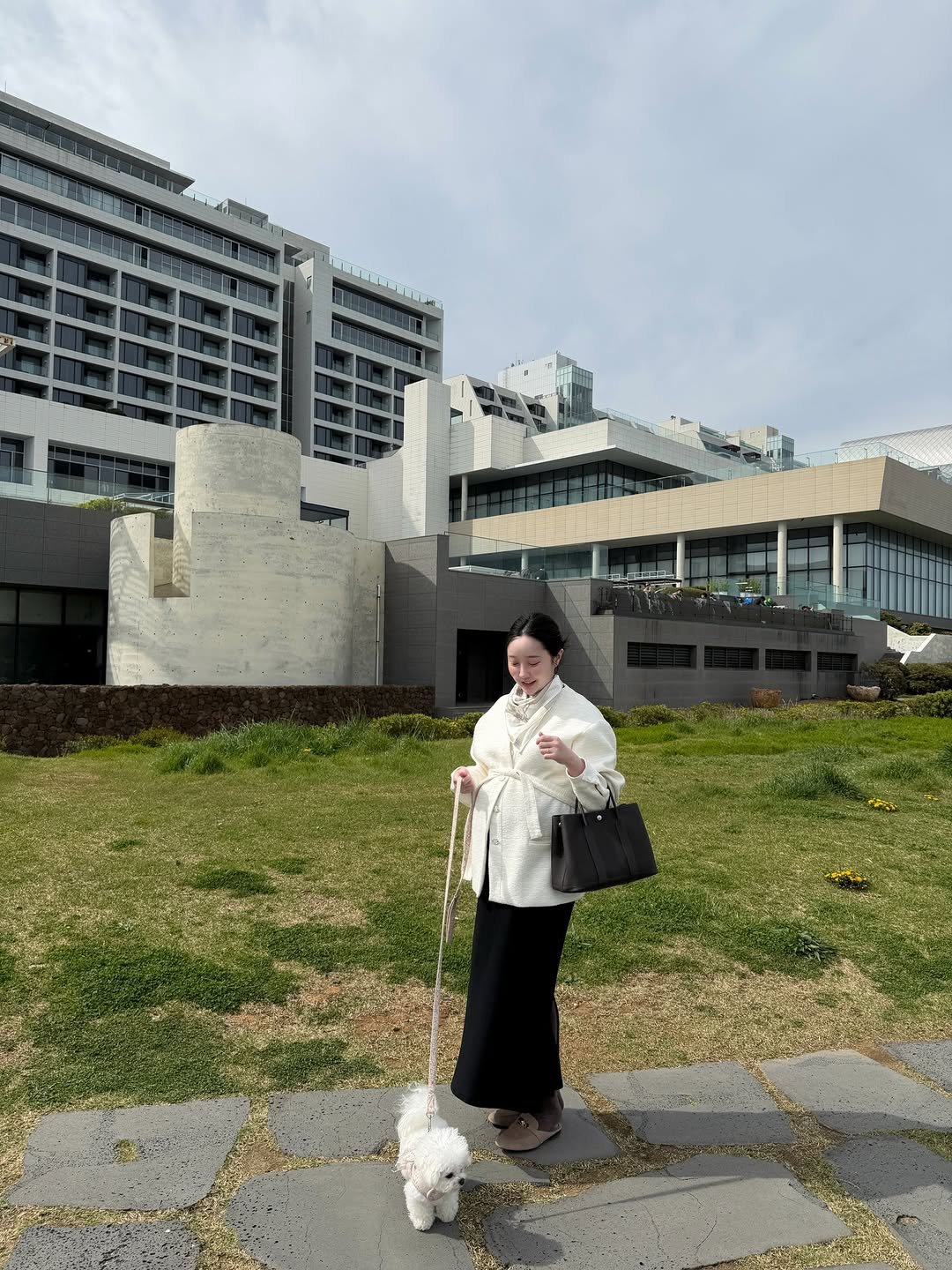 Photo by 디오아르 권유주 on April 12, 2026. May be an image of Bedlington terrier, buildings and text.