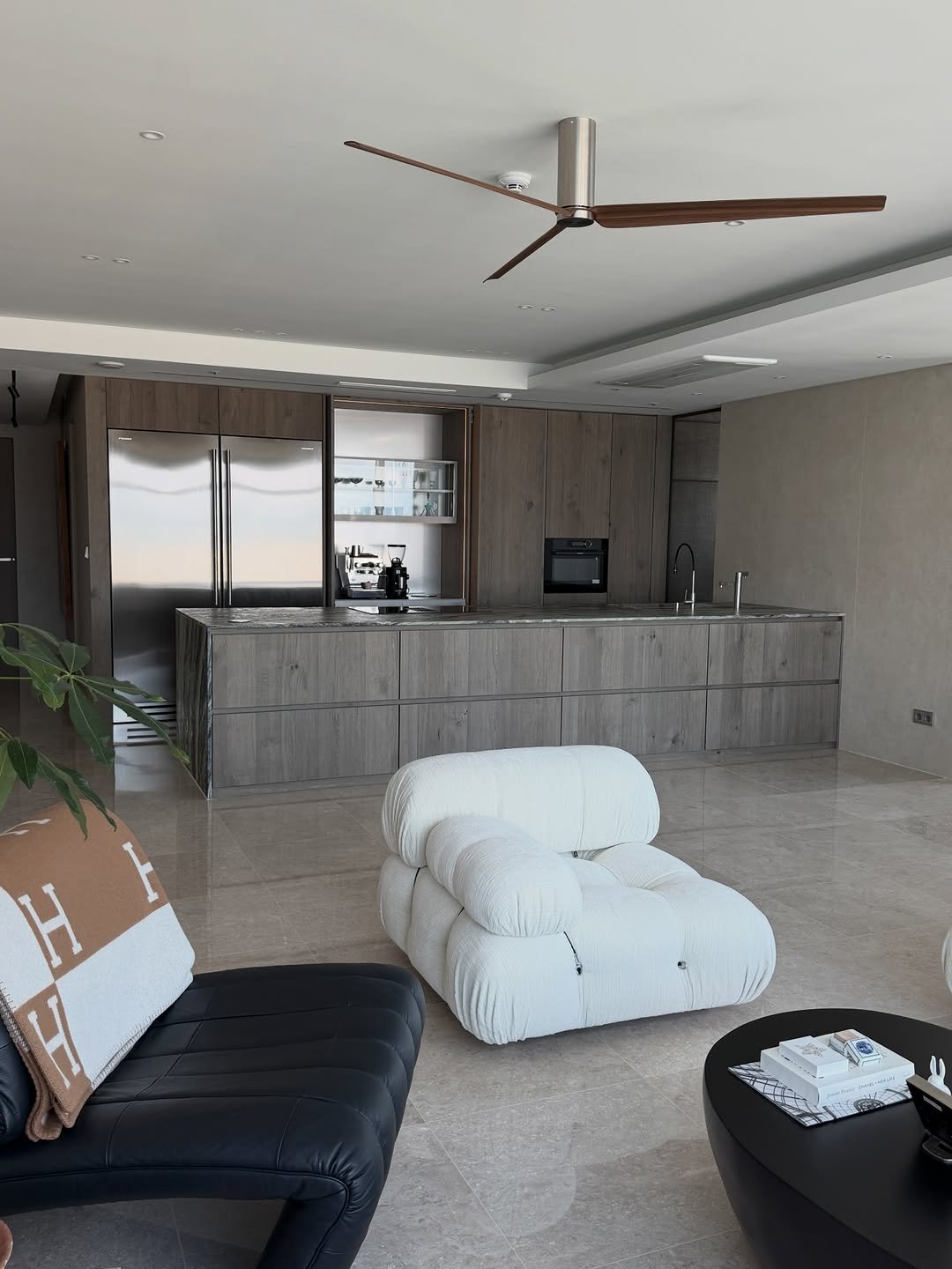 Photo by 디오아르 권유주 on December 09, 2025. May be an image of range hood, lighting, furniture, indoors and living room.