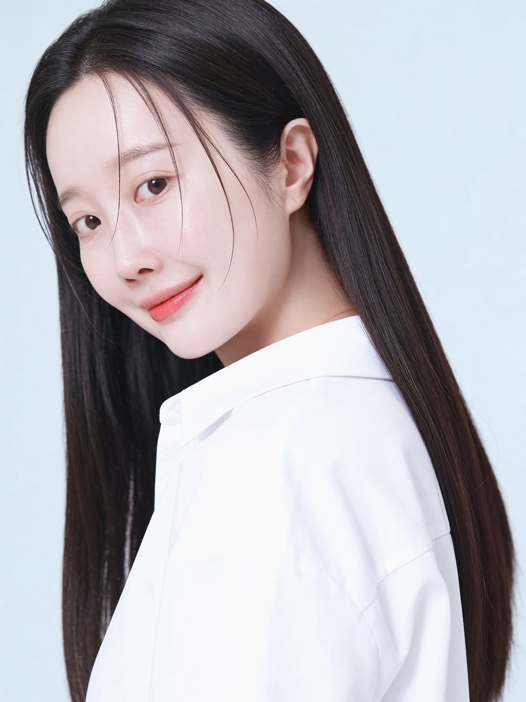 Photo by 디오아르 권유주 on February 14, 2026. May be an image of one or more people, braids, makeup and text.