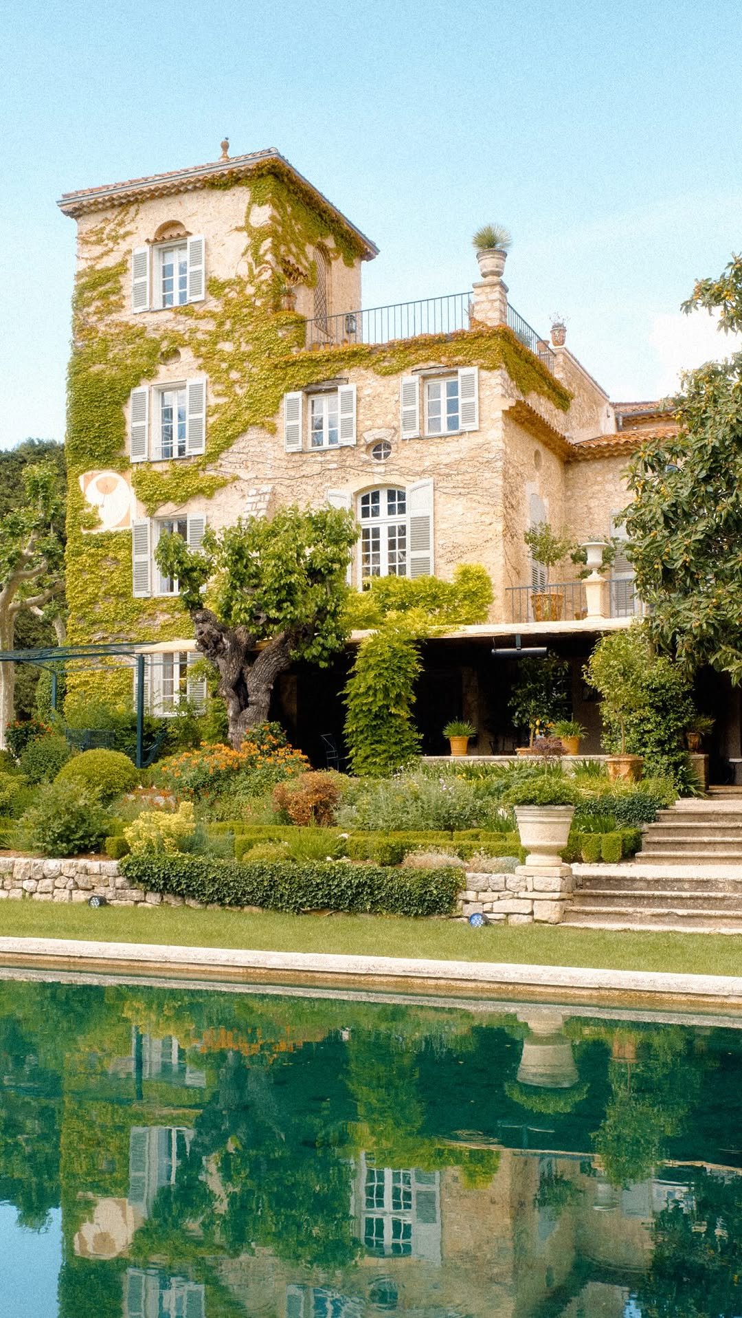 diorbeauty 게시물 이미지: House friends gathered at La Colle Noire,...