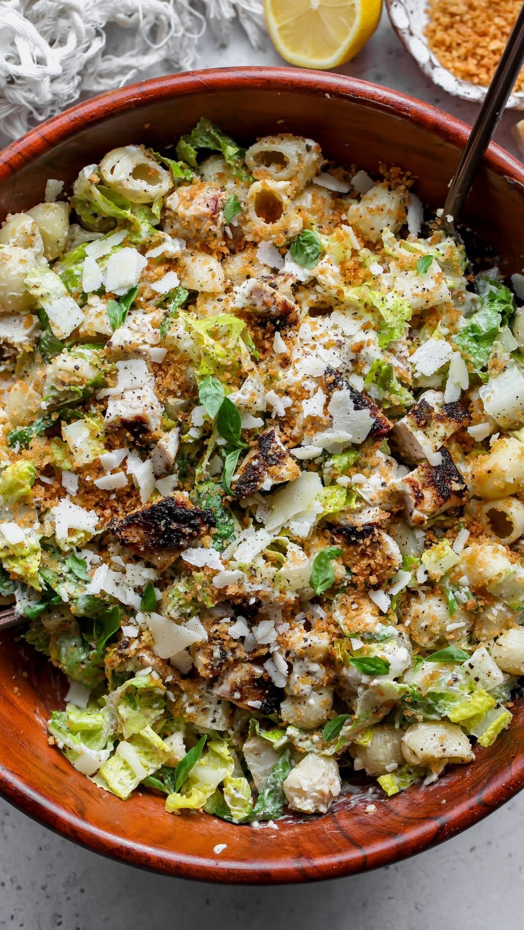 dishingouthealth 게시물 이미지: Pesto Chicken Caesar Pasta Salad!...