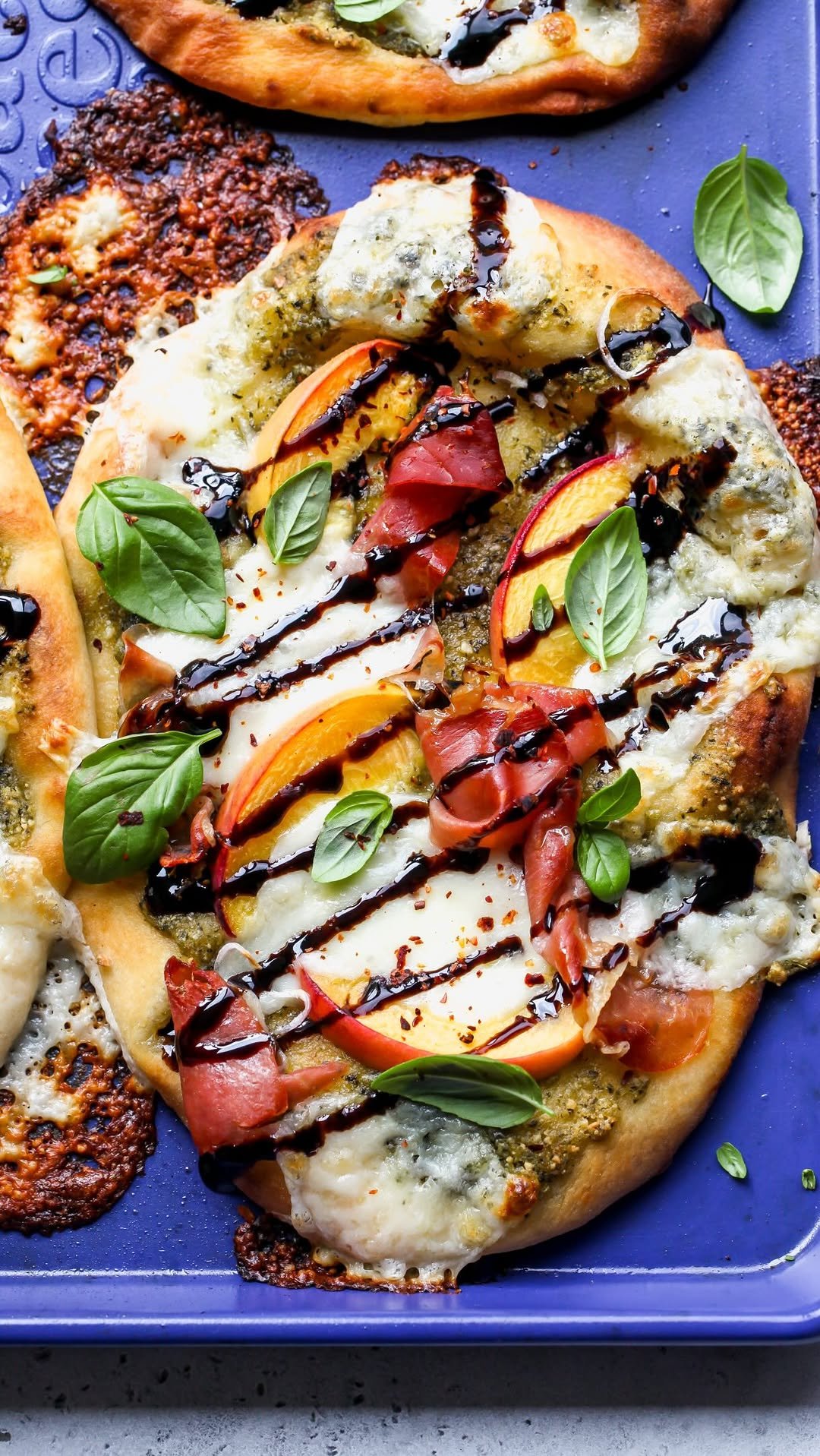 dishingouthealth 게시물 이미지: Summer Naan Pizzas with pesto, peaches, and...