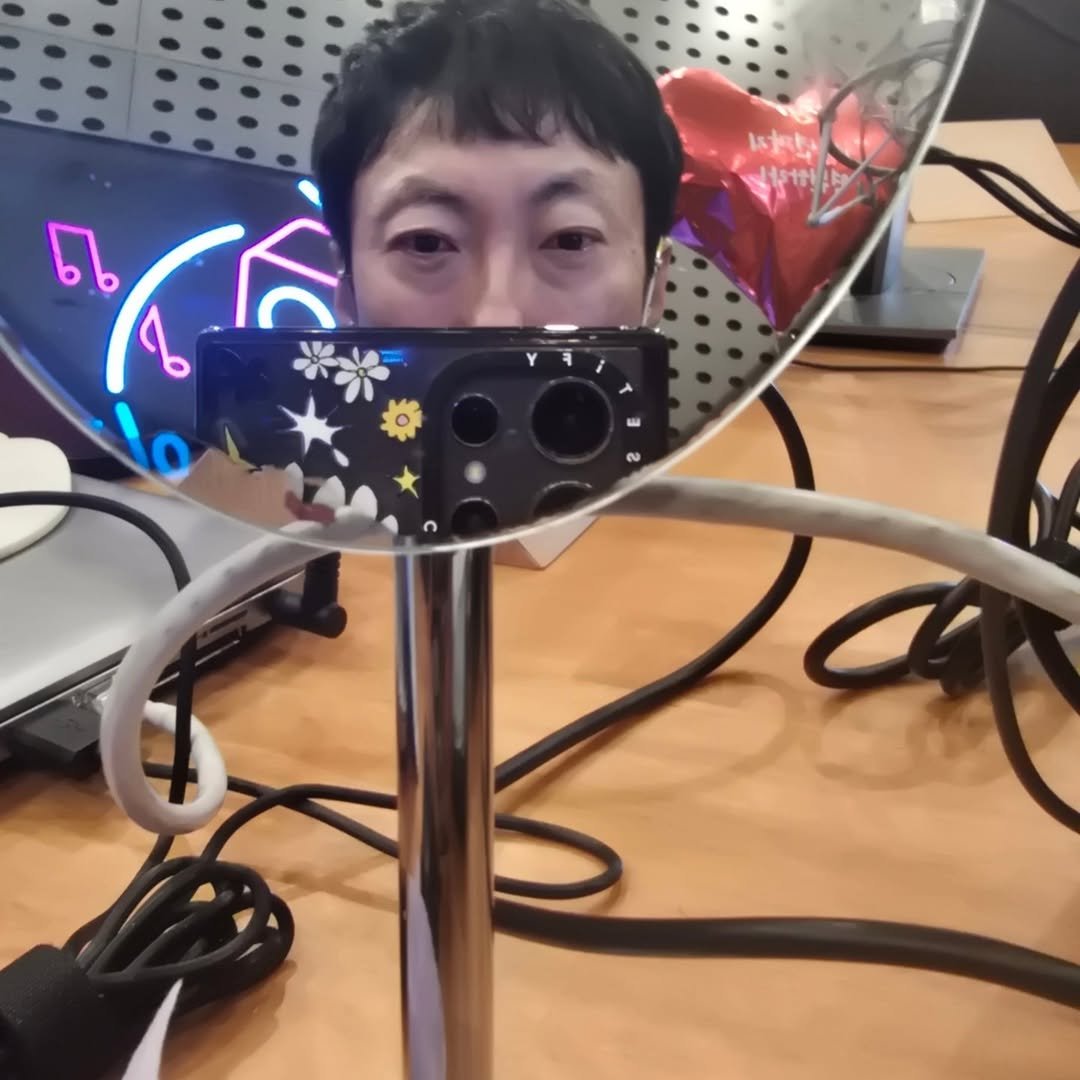 Photo by 박명수(G-park) on January 08, 2026. May be a selfie of mirror, microphone and telescope.