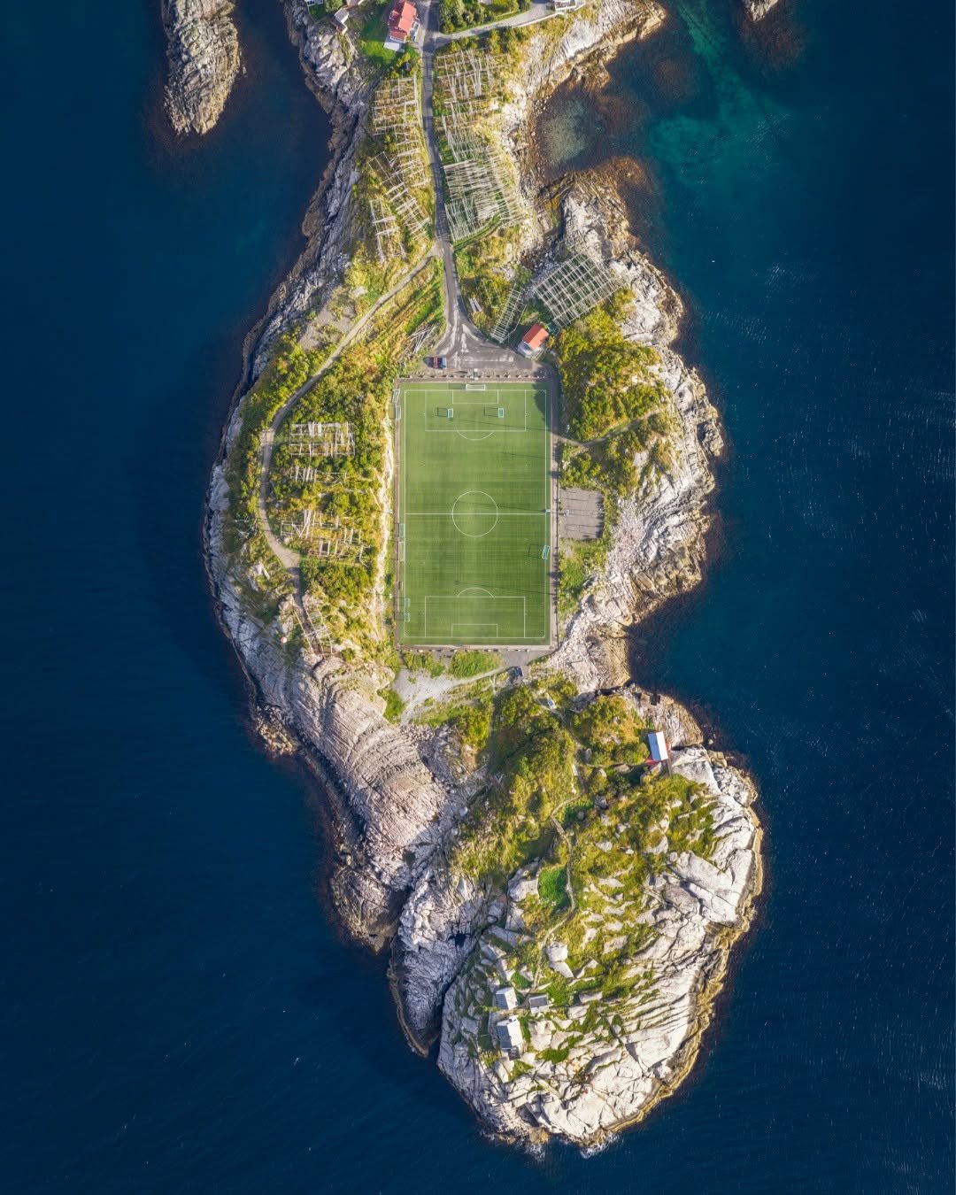 djiglobal 게시물 이미지: A football pitch on its own little island. ⚽️🌊...
