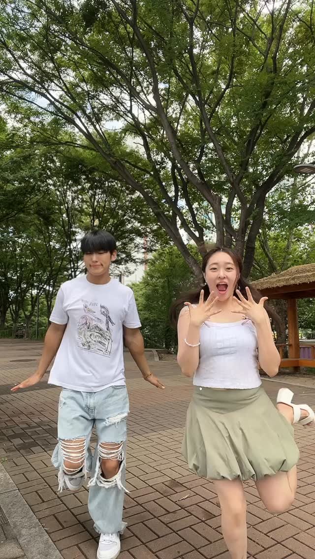 djuni_official 게시물 이미지: 춤 못 추는 거 이해해주세요🥹
같이 춤 춰주신 DJ유니님...