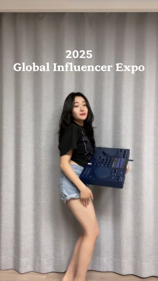 djuni_official 게시물 이미지: 내가 컨텐츠 찍는걸 직접 보고 싶다고? 
유니는 15일 오후 방문예정 🤗 
내일...