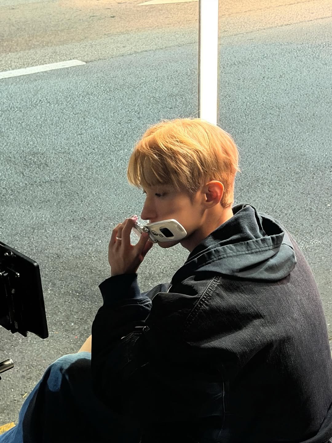 Photo by 도겸 on December 22, 2025. May be an image of smoking, phone, cigarette and text.