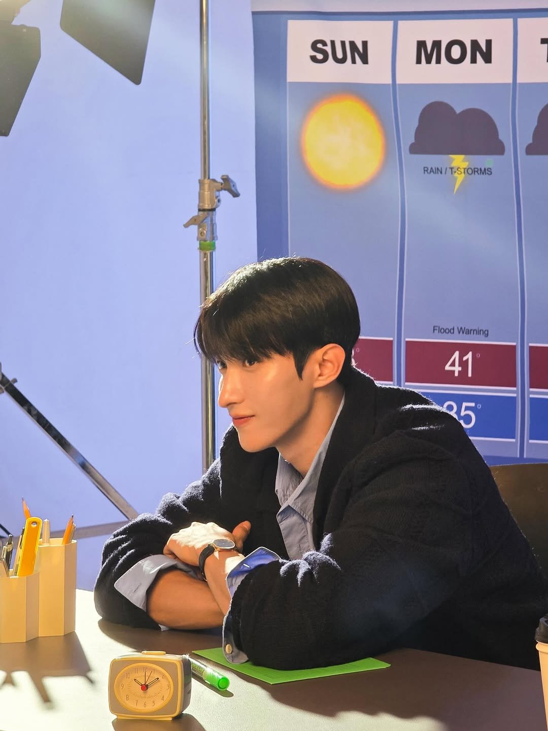 Photo shared by 도겸 on November 21, 2025 tagging @amplen_official_kr. May be an image of ‎newsroom and ‎text that says '‎SUN MON RAIN/TSTORMS RAIN TORMS FloodWarning Warning Flood 41 م 5°‎'‎‎.