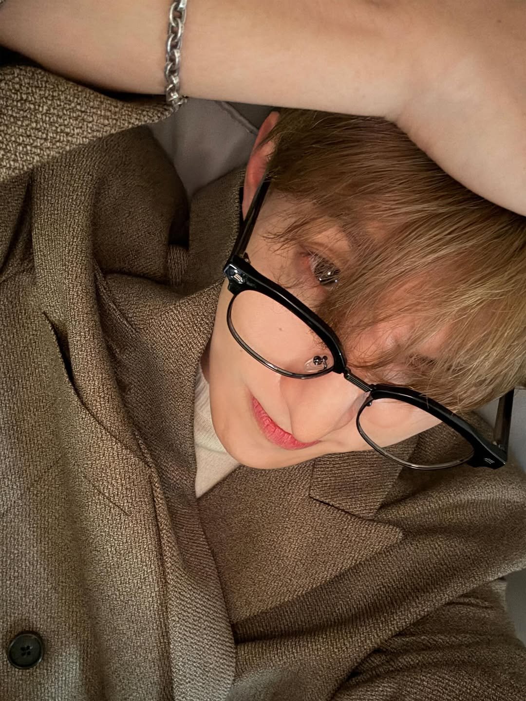 Photo by 도겸 on November 20, 2025. May be a selfie of one or more people, bangs, duffle coat, overcoat, eyeglasses, bath robe and text.