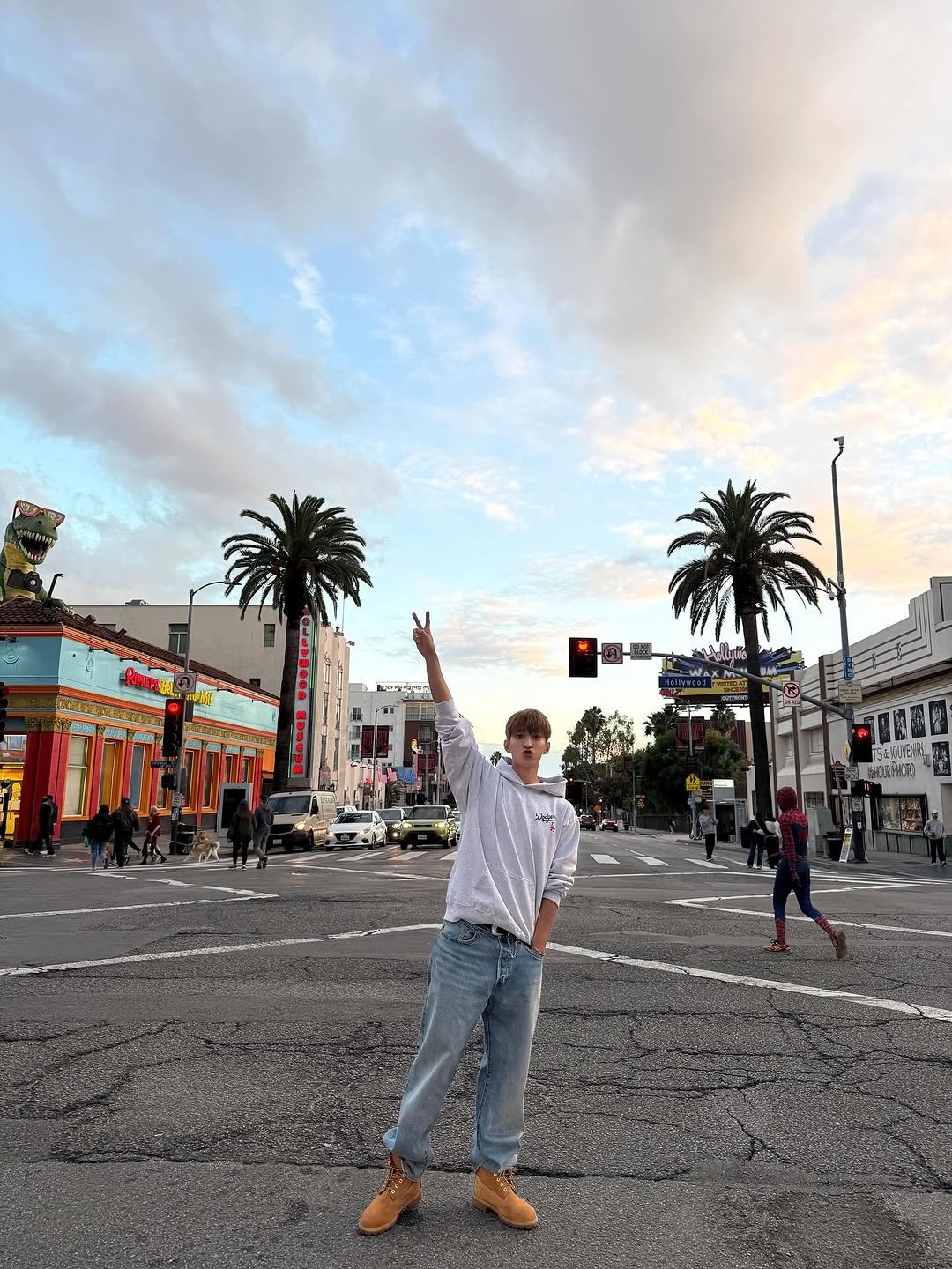 Photo by 도겸 on October 15, 2025. May be an image of standing, road, street and palm trees.
