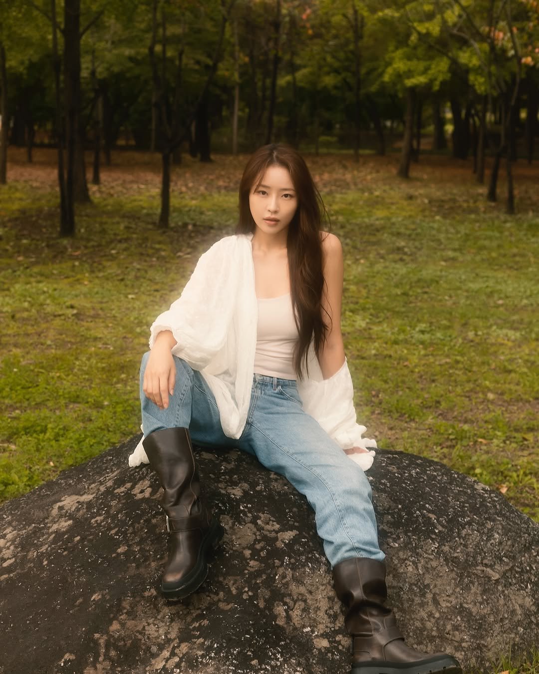 Photo shared by 홍 은 Hong eun on October 17, 2025 tagging @mare_hiemis. May be an image of one or more people, hair, makeup, boots, park and text.