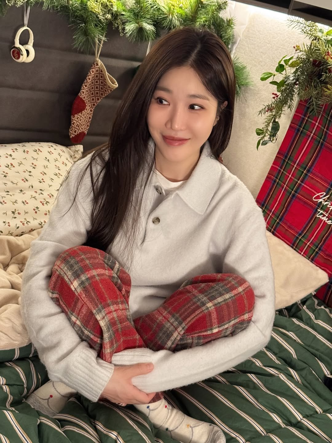 Photo by 이해리 on December 23, 2025. May be an image of one or more people, hair, sleepwear, bath robe, sweater and text.
