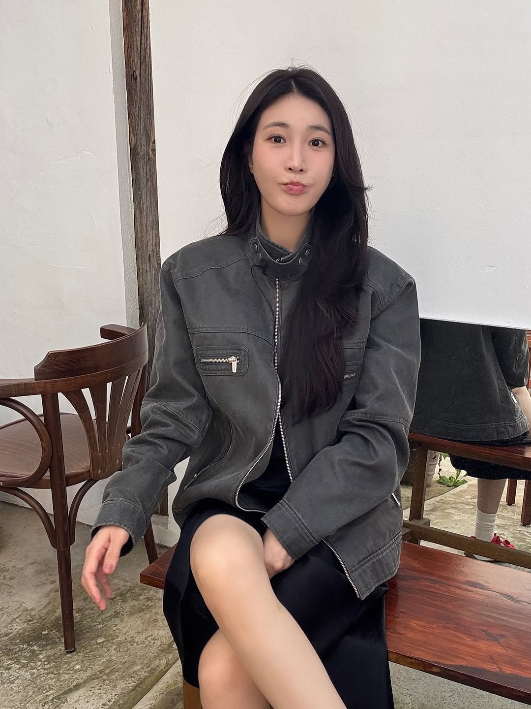 Photo by 이해리 on November 02, 2025. May be an image of one or more people, hair, duffle coat, overcoat, suit, blazer and text.