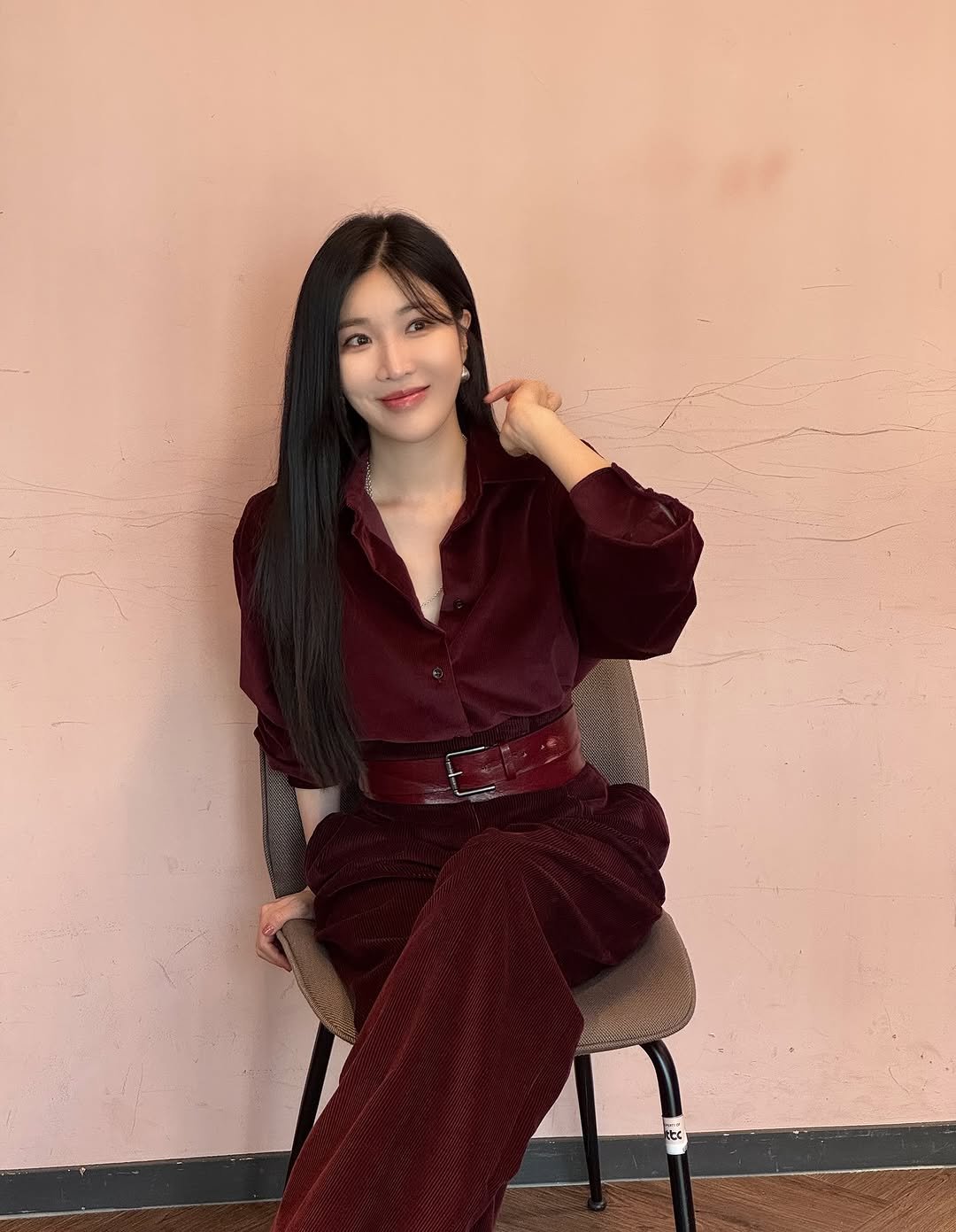 Photo by 이해리 on November 13, 2025. May be an image of one or more people, hair, skirt and text.